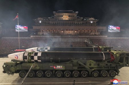 Parada militara nocturna la Phenian. Coreea de Nord a prezentat o posibila noua racheta <span style='background:#EDF514'>INTERCONTINENTAL</span>a cu combustibil solid