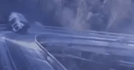 Momentul in care TIR-ul condus de un roman cade de pe un viaduct din Italia VIDEO
