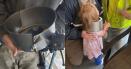 O fetita de doi ani si-a blocat capul in oala cu prajituri! Imagini virale