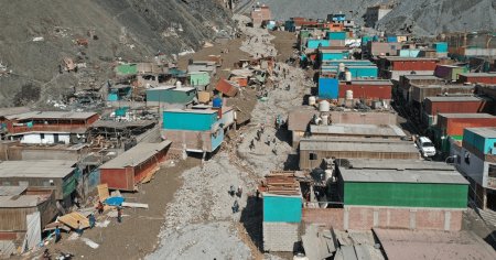 Alunecari de teren in Peru: 16 morti, 20 de <span style='background:#EDF514'>DISPARUTI</span> si peste 12.000 de sinistrati