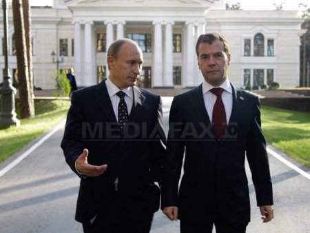 Lumea Rusiei: Putin isi lauda diplomatii, Medvedev vorbeste despre dementa senila progresiva