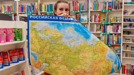 <span style='background:#EDF514'>HARTA LUMII</span>, cu noile granite trasate de Vladimir Putin, la mare cautare in librariile din Rusia