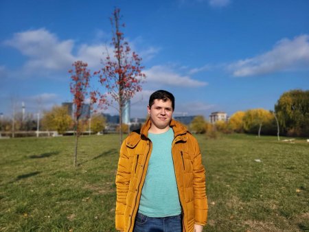 Liceanul care lupta cu poluarea fonica din Bucuresti a inceput cu colegii lui: Vrei sa asculti muzica? Asculta in casti!