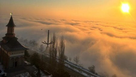 Fenomen rar pe Dunare din cauza temperaturilor extreme | Nori de aburi ies din apa care pare ca fierbe