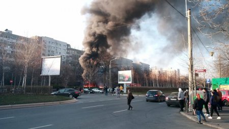 Incendiu in cartierul Titan din Bucuresti. Un loc de joaca a fost cuprins de flacari