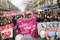 Sute de mii de francezi au protestat sambata impotriva cresterii varstei de pensionare. <span style='background:#EDF514'>SINDICATELE</span> ameninta ca 
