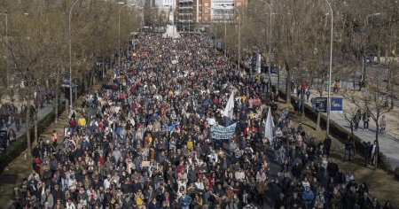Manifestatii la Madrid pentru sustinerea sistemului public de sanatate. Pentru o programare la medic astepti saptamani