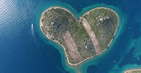 Cel mai frumos cadou de Ziua Indragostitilor-Valentine's Day: o insula in forma de inima! Iata cat costa