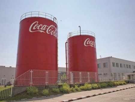 Vanzarile in volum ale Coca-Cola HBC in Romania au stagnat anul trecut, cel mai slab rezultat din regiune. Coca-Cola HBC este liderul pietei de bauturi racoritoare din Romania, avand trei fabrici la Ploiesti, Timisoara si Vatra Dornei