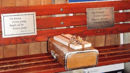 Celebra cutie cu bomboane din filmul Forrest Gump, vanduta cu 25.000 de dolari, la o licitatie de Ziua <span style='background:#EDF514'>INDRAGOSTITI</span>lor