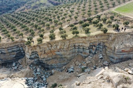 Cutremurul din Turcia a creat un canion de 300 de metri in mijlocul unei <span style='background:#EDF514'>LIVEZI</span> de maslini: A fost ca un camp de lupta cand ne-am trezit