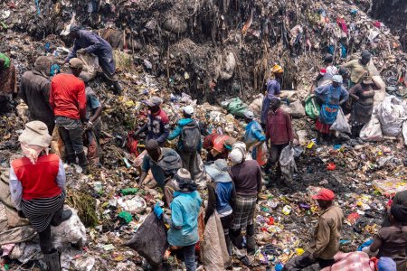 Raport: Kenya, supapa de evacuare pentru hainele uzate din UE. 37 de milioane de articole care contin plastic, expediate anual in tara