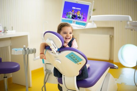 Studiu DENT ESTET privind sanatatea dentara la copii: Aproape jumatate dintre parinti isi duc copilul la <span style='background:#EDF514'>DENTIST</span> pentru o igienizare mai rar de o data la 2 ani