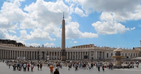 Falsa <span style='background:#EDF514'>EXCURSIE</span> la Vatican. Șapte turisti au aflat la aeroport ca au fost inselati. Escrocul a fost retinut