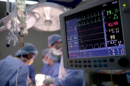 Acuzatii in ancheta stimulatoarelor cardiace de la decedati: Dr. Tesloianu le dadea pacientilor medicamente care sa-i faca sa creada ca au probleme cardiace. A avut 238 de interventii, majoritatea nu au fost necesare