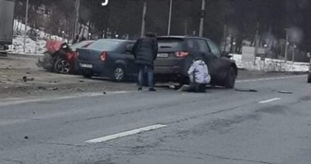 Trafic blocat pe DN1, in judetul Brasov, dupa ce o masina a intrat in doua autoturisme parcate. 4 persoane au fost ranite, a fost solicitat elicopterul SMURD
