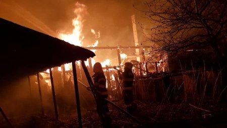 Incendiu puternic la o centrala termica si un <span style='background:#EDF514'>ATELIER</span> mecanic din Satu Mare