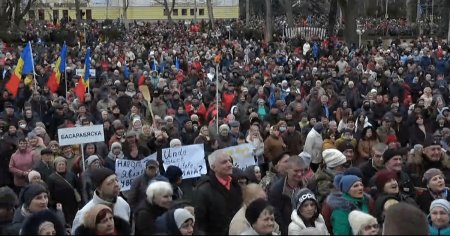 Protest antiguvernamental la Chisinau: È˜ase persoane, ridicate de politie VIDEO