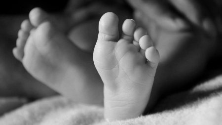 Un bebelus de trei luni, gasit mort in pat de parinti, <span style='background:#EDF514'>LA BACAU</span>