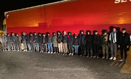 Peste 100 de migranti din Africa si Asia, gasiti la frontiera Arad in patru TIR-uri