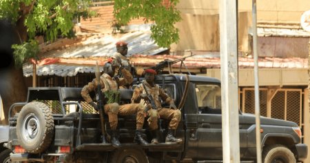 Peste 50 de soldati au fost ucisi intr-o <span style='background:#EDF514'>AMBUSCADA</span> in Burkina Faso