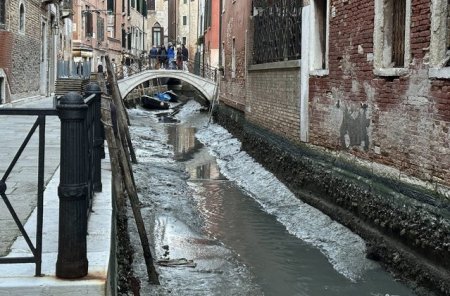 Faimoasele plimbari cu gondolele ar putea deveni istorie. Canalele din Venetia incep sa se usuce din cauza mareei scazute si a lipsei de precipitatii