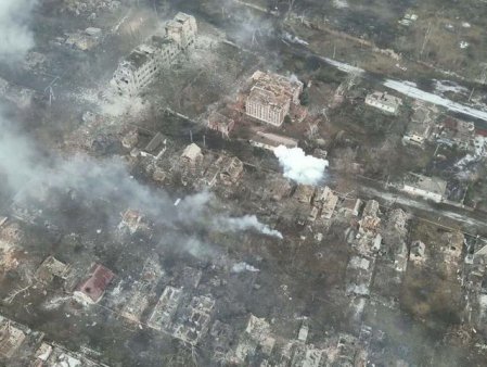 Bombardamente intense la Bakhmut si in alte 18 localitati din estul Ucrainei