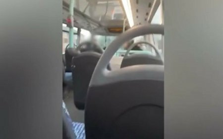 Momentul in care o femeie loveste cu pumnii si picioarele o fetita de 13 ani care asculta muzica intr-un autobuz | VIDEO