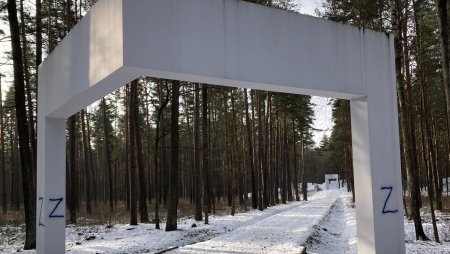 Persoane necunoscute au vandalizat Memorialul <span style='background:#EDF514'>HOLOCAUSTUL</span>ui de la Riga. 35.000 de oameni au murit in padurea Bikernieki