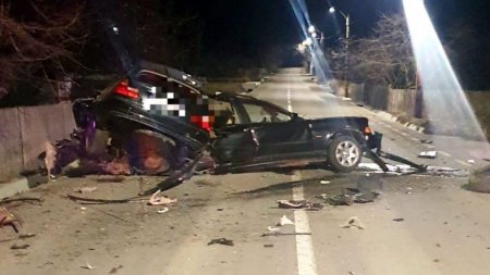 <span style='background:#EDF514'>TANAR MORT</span> intr-un BMW rupt in doua, dupa un accident cumplit in Dragomiresti, judetul Neamt