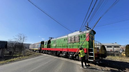Ucrainenii au redeschis o cale ferata cu Romania, iar locomotiva s-a blocat in cablurile de electricitate, in drum spre Sighet: Mici surprize