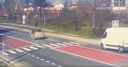 Momentul in care un barbat este spulberat de o masina din Ucraina <span style='background:#EDF514'>PE TRECEREA DE PIETONI</span>. Victima a fost aruncata in aer cativa metri VIDEO