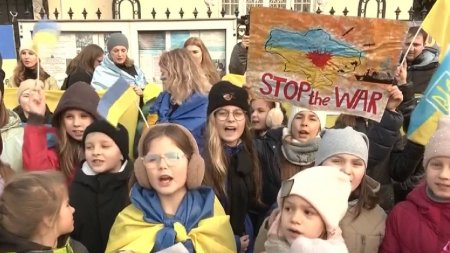 <span style='background:#EDF514'>MANIFESTATIE</span> de amploare in fata Ambasadei Ucrainei la Bucuresti. Zeci de copii cer oprirea razboiului