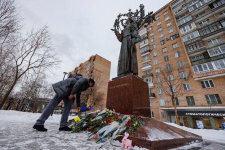 Zeci de rusi, arestati in Rusia pentru actiuni de come<span style='background:#EDF514'>MORAR</span>e a unui an de razboi. Unii doar au depus flori la monument