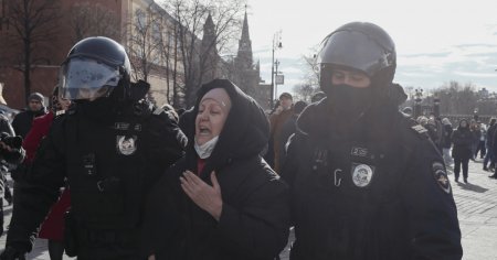 Zeci de persoane, retinute de politie in Rusia pentru actiuni de come<span style='background:#EDF514'>MORAR</span>e a unui an de la invazia in Ucraina