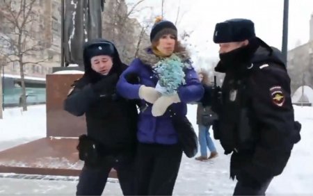 Putin i-a arestat pana si pe rusii care au depus flori in memoria celor morti in Ucraina, la un an de la invazie