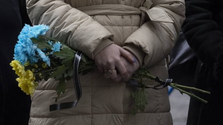 Zeci de persoane arestate in Rusia, dupa ce au comemorat un an de la invazia in Ucraina | Una dintre ele depunea flori la monument