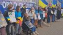 Zeci de ucraineni s-au adunat la kilometrul zero in Arad, la un an de la inceperea razboiului: 