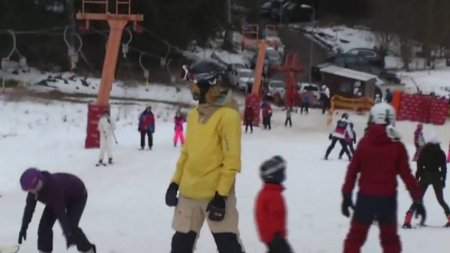 Weekend aglomerat la munte | Copiii se bucura la schi de ultimele zile de vacanta