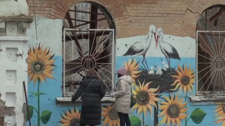 <span style='background:#EDF514'>ARTISTII</span> ucraineni au inceput sa picteze ruinele lasate in urma razboiului, in semn de manifest pentru victorie