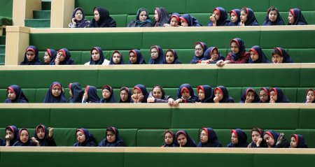 Sute de eleve din Iran au fost <span style='background:#EDF514'>OTRAVIT</span>e intr-o tentativa de inchidere a scolilor