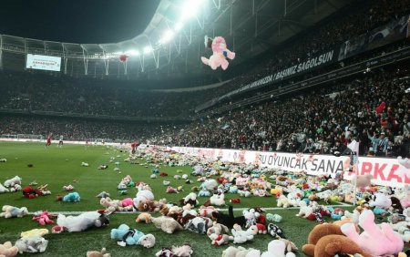 Suporterii celor mai importante echipe de fotbal din Turcia cer demisia guvernului. Ce s-a intamplat la meciul lui Besiktas