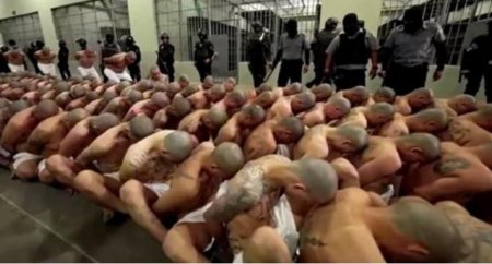 Imagini spectaculoase: 2.000 de detinuti transferati intr-o mega-inchisoare din El Savador