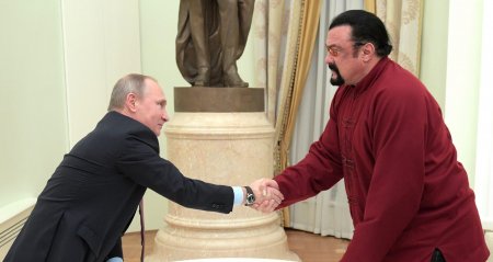 Vladimir Putin i-a acordat Ordinul Prieteniei actorului american <span style='background:#EDF514'>STEVEN SEAGAL</span>