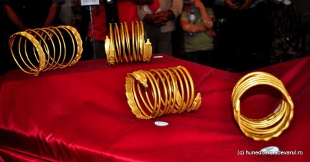 Romanii cauta inca in rauri aurul din care s-au facut <span style='background:#EDF514'>BRATARI</span>le dacice. Cum se culege metalul pretios