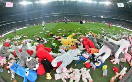 Fanii echipei Besiktas <span style='background:#EDF514'>ISTANBUL</span> au aruncat mii de jucarii pe teren pentru copiii din Turcia si Siria afectati de cutremure