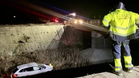 Doi tineri din Botosani au fost salvati de la moarte, dupa ce masina cu care au zburat de pe un pod a sunat singura la 112