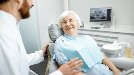 Pensionarii din Ilfov vor primi bani de la stat pentru a merge la dentist