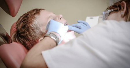 Elevii si studentii din Bucuresti se pot programa online la stomatolog pentru consultatii si tratamente gratuite