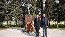 Marcel Ciolacu a depus flori la monumentul lui <span style='background:#EDF514'>GEORGE ENESCU</span> din Baku